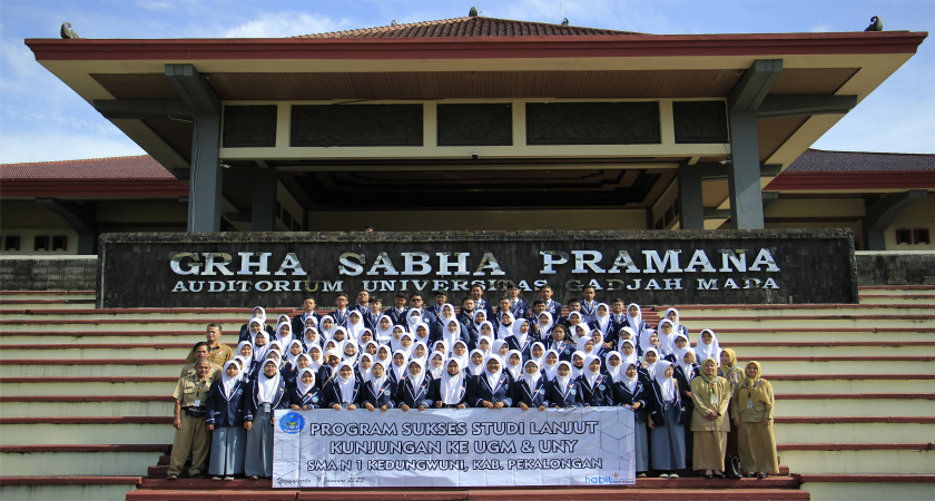 KUNJUNGAN SISWA SMANDUNG KE KAMPUS PAK JOKOWI; BERSEMANGAT MENUJU UGM