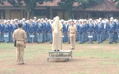 Smandung Gelar Upacara Peringatan Hari Guru Nasional